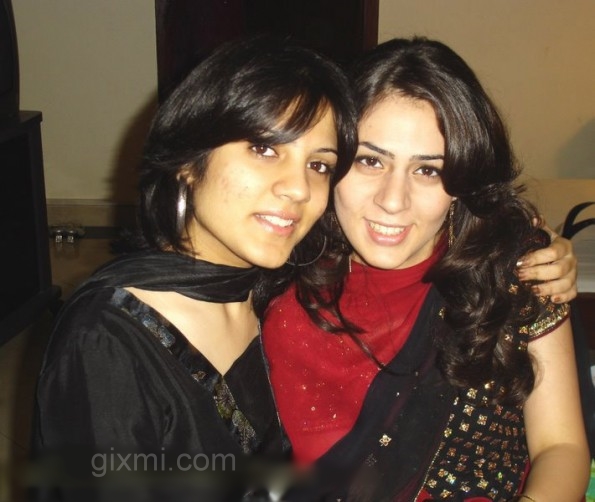 http://www.gixmi.com/wp-content/uploads/2009/07/pakistani-girls-595x502.jpg