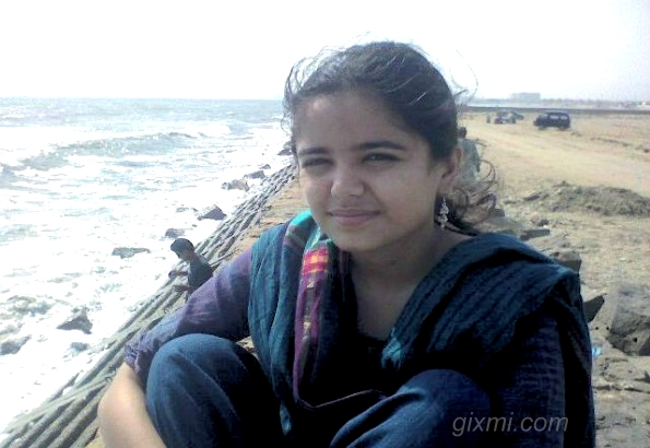 Karachi-Beach-Girl-595x446