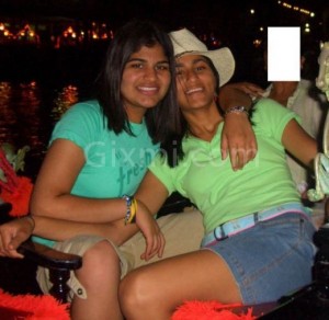 Unseen-Real-Life-Photos-of-Desi-Indian-Girls-and-Aunties-21-520x507