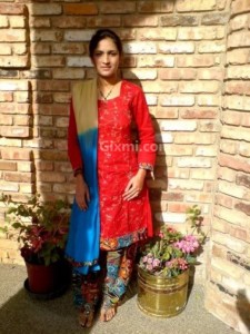 Beautiful-ladies-from-Islamabad-Lahore-and-Karachi-5-520x693