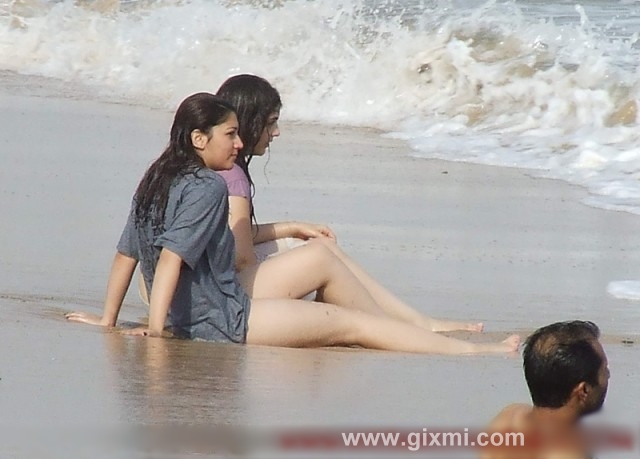 Hot Pakistani Girls on Beach Pics