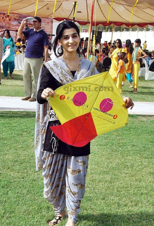 Pakistani Girls Enjoy Basant Festival