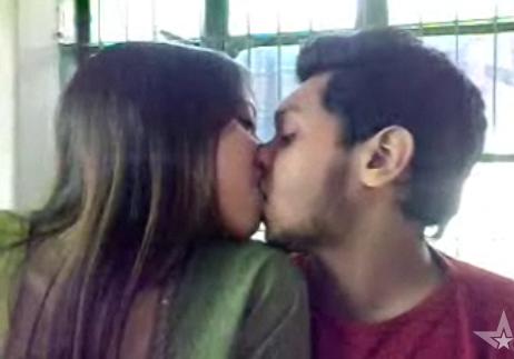Bangladeshi Girl from Bangladesh Kissing – Video