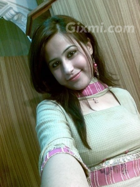 Beautiful Pakistani girl wants mobile friends