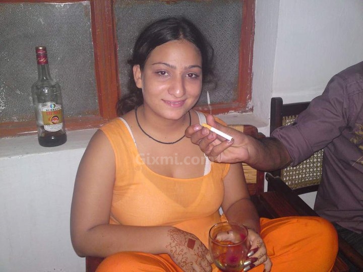 Desi Aunty from Sialkot looks so hot